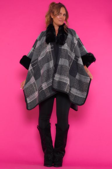 Poncho Asimétrico Arnaldo Negro Un poncho de corte asimétrico que se puede cerrar en la parte superior y tiene manga para asegurar mayor comodidad.