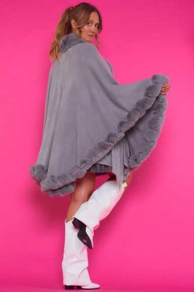 Un poncho que se puede cerrar por la parte superior y tiene pelito ultra suave y agradable al tacto en todos sus bordes.