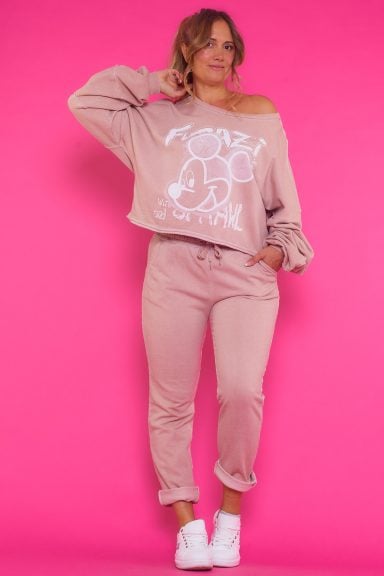 Pantalón chandalero estilo jogger elástico con efecto envejecido, bolsillos funcionales y cintura ajustable.