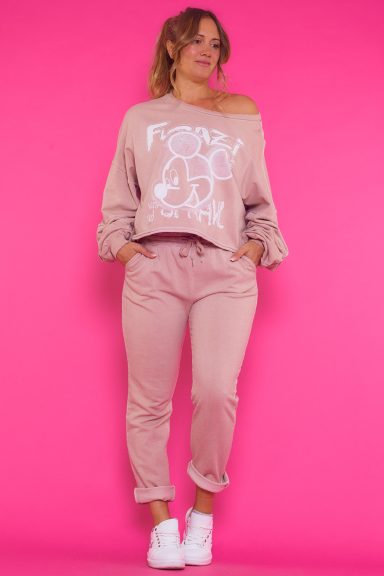 Sudadera elástica con estampado frontal, costuras decorativas y efecto envejecido. Detalles deshilachados para un look urbano.