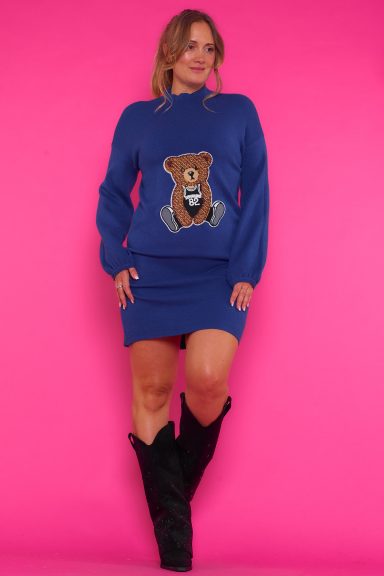 Un vestido corto elástico que tiene manga larga. Tiene un oso en la parte frontal de decoración que estiliza la prenda por completo.