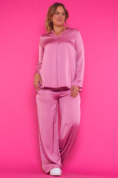 Una blusa de manga larga que tiene escote en pico. Tiene un tejido de punto frío, suave, ligero y sobre todo, agradable al tacto.