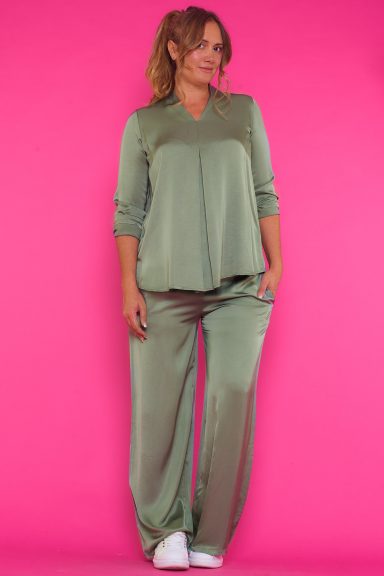 Una blusa de manga larga que tiene escote en pico. Tiene un tejido de punto frío, suave, ligero y sobre todo, agradable al tacto.