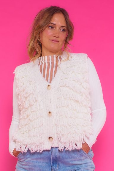 Chaleco De Punto Morita Chaleco elástico con escote en pico, cierre de botones y tejido ultra suave. Cómodo, elegante y versátil para cualquier ocasión.