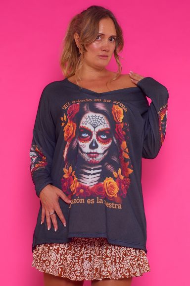 Jersey Cansada 8 Jersey Cansada: jersey elástico con escote en pico y forro polar interior. Suave, cómodo y perfecto para los días fríos.