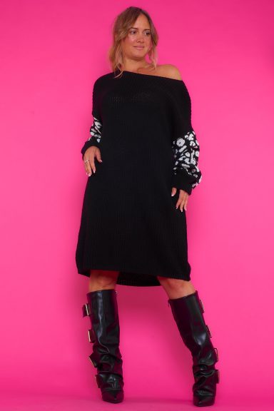 Un vestido largo elástico de punto que se caracteriza por tener sus mangas estampadas. Su tejido es suave y agradable al tacto.