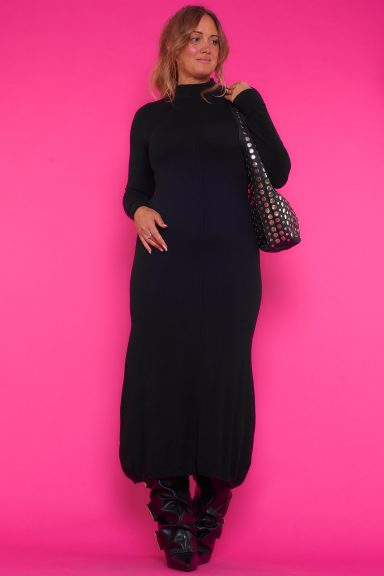 Un vestido largo elástico con cuello alto y manga larga que lo convierte en una prenda muy elegante. Su tejido es suave y agradable al tacto.