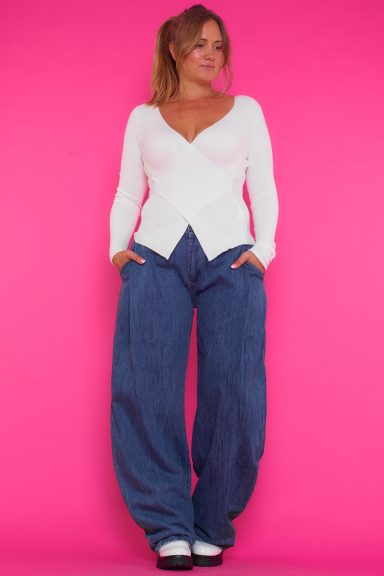 Un pantalón vaquero elástico de estilo baggy que tiene trabillas, bolsillos frontales y traseros. Una prenda muy versátil y fácil de combinar.