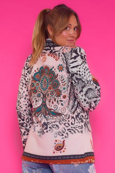 Chaqueta Blazer Estampada Mariel 20 Una chaqueta estilo blazer que se puede cerrar por medio de un botón. La chaqueta es estampada y tiene dos bolsillos decorativos.