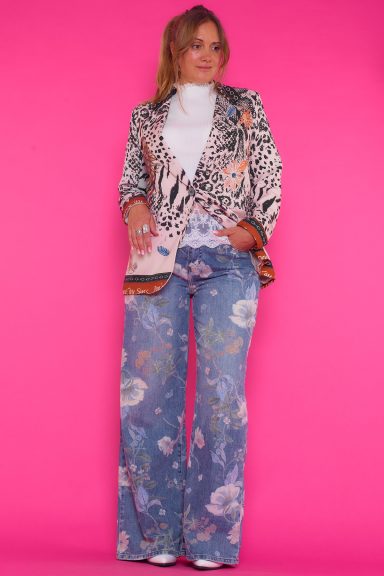 Una chaqueta estilo blazer que se puede cerrar por medio de un botón. La chaqueta es estampada y tiene dos bolsillos decorativos.