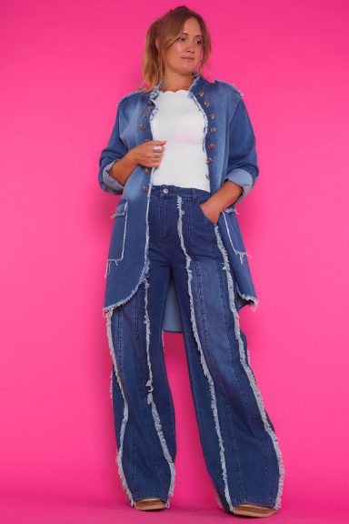 Una chaqueta abierta elástica de corte asimétrico que tiene dos bolsillos en la parte frontal que se pueden cubrir.