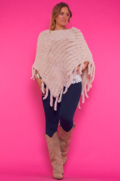 Un poncho elástico de tejido extremadamente suave y agradable al tacto que se caracteriza por tener tiras colgando de sus bordes.