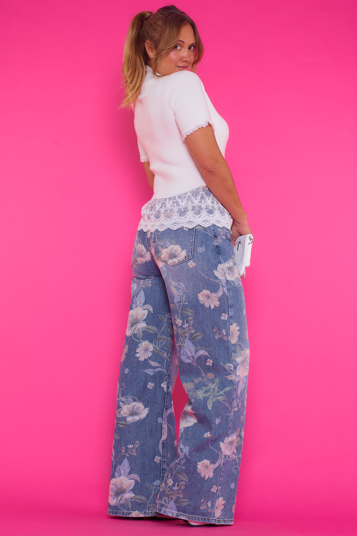 Blusa Con Encaje La Cruz Una blusa elástica de cuello semi alto y manga corta que se caracteriza por tener un encaje original en todos sus bordes.