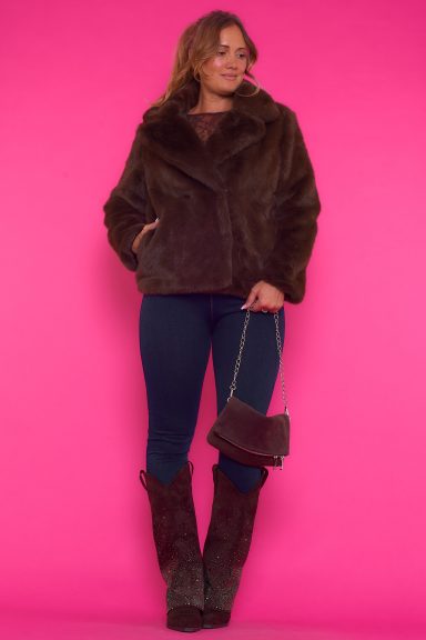 Un abrigo de pelo grueso que se puede cerrar en dos secciones distintas por medio de botones. Su tejido es muy suave y agradable al tacto.