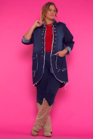 Una chaqueta abierta elástica de corte asimétrico que tiene dos bolsillos en la parte frontal que se pueden cubrir.