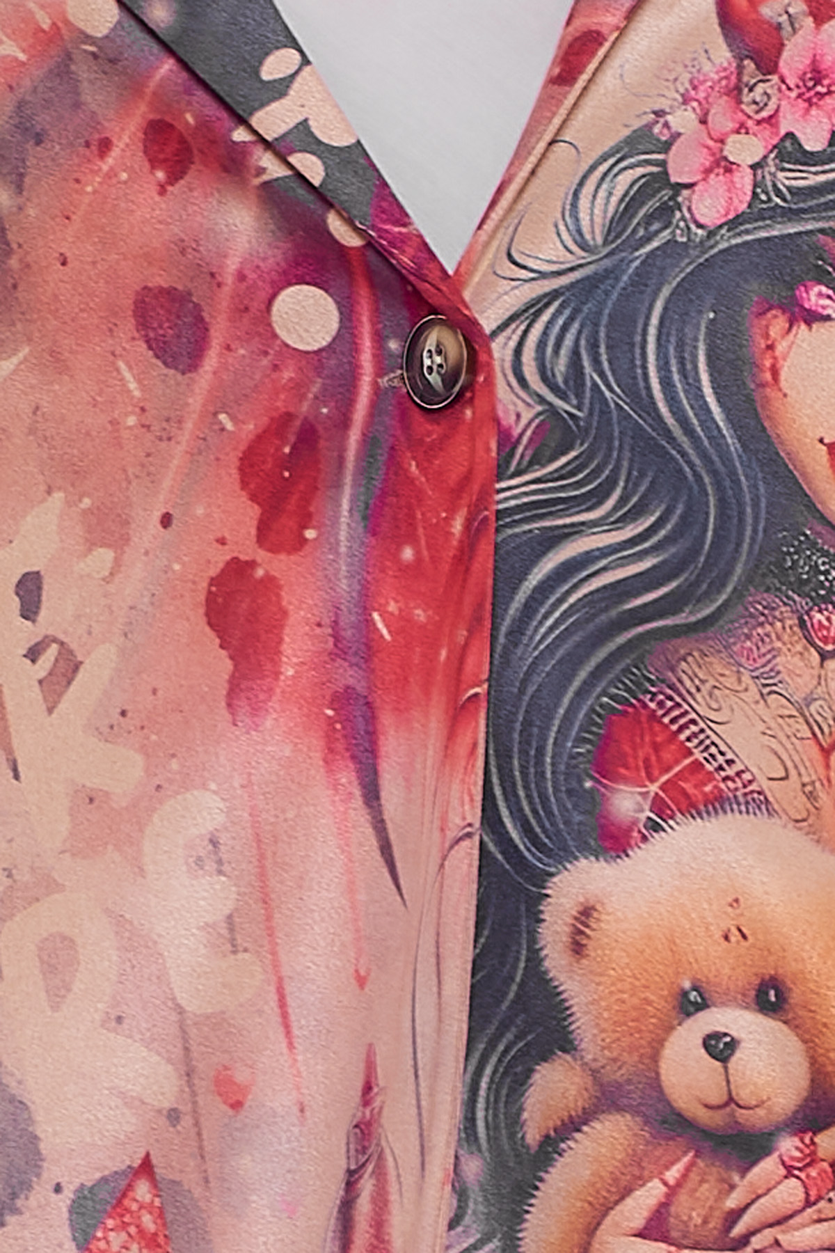 Chaqueta Estampada Larga Apaneca 2 Una chaqueta elástica que se puede cerrar por medio de un botón. Se caracteriza por ser larga y por estar completamente estampada.