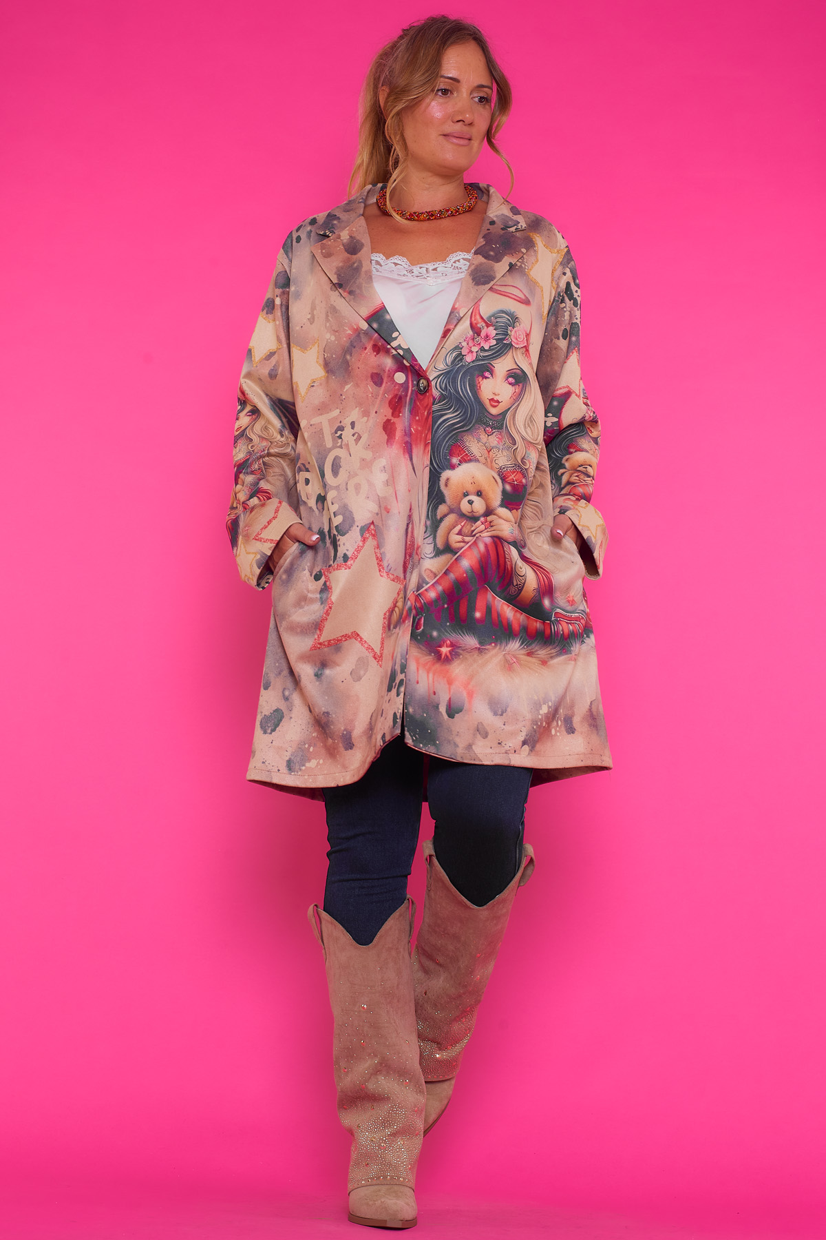 Chaqueta Estampada Larga Apaneca 2 Una chaqueta elástica que se puede cerrar por medio de un botón. Se caracteriza por ser larga y por estar completamente estampada.