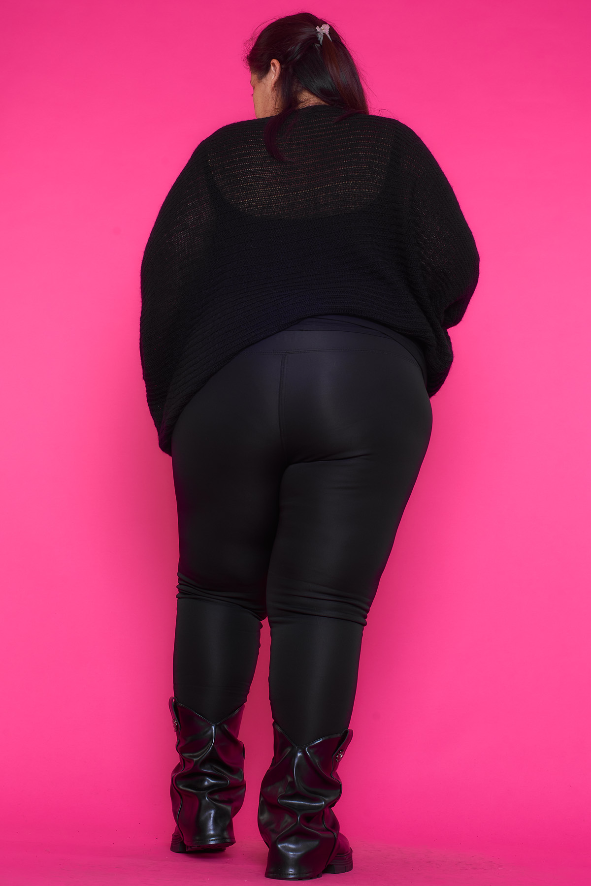 Vestido Corto/ Jersey KinKon Negro Un vestido corto que es elástico de estilo oversize que tiene corte asimétrico. Es de tela extremadamente suave y agradable al tacto.