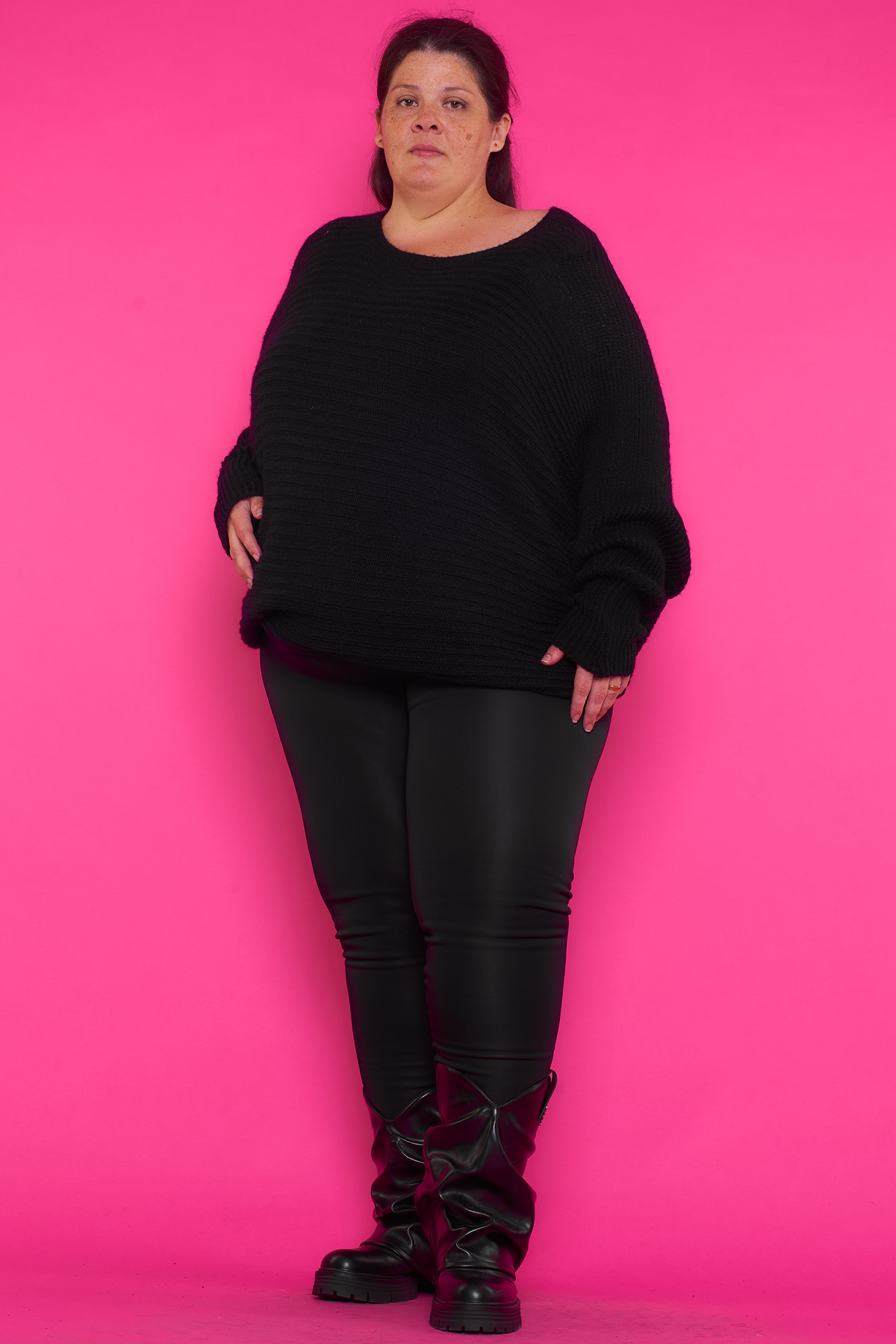 Vestido Corto/ Jersey KinKon Negro Un vestido corto que es elástico de estilo oversize que tiene corte asimétrico. Es de tela extremadamente suave y agradable al tacto.