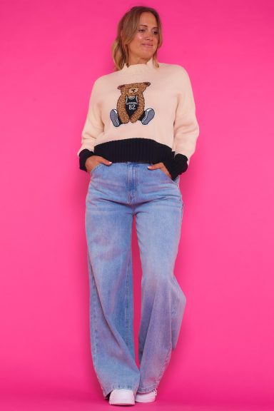 Jersey Estampado Con Textura Buleria Un jersey de manga larga que tiene un estampado con textura y un cuello semi alto que estiliza la prenda por completo.