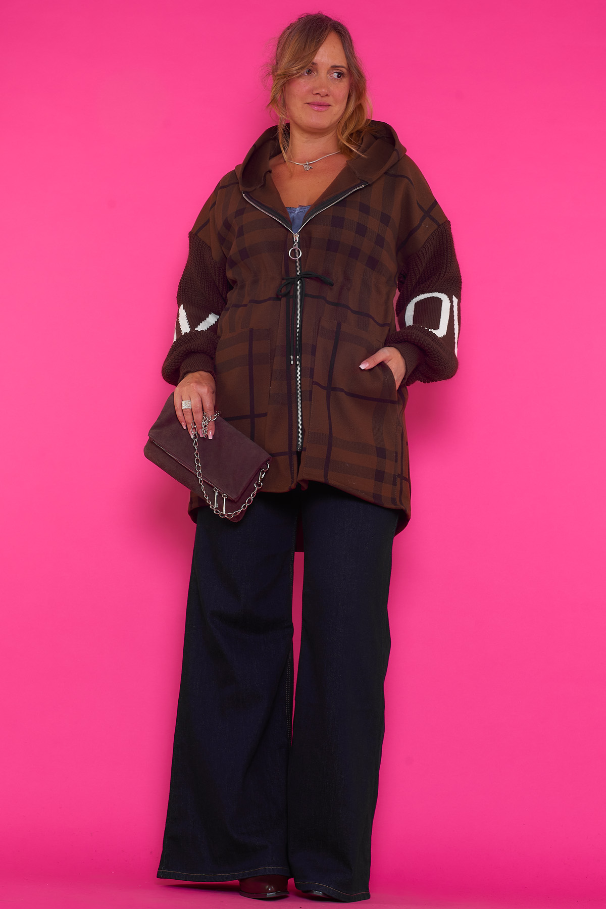 Chaqueta Larga Estampada Guaimaca Chocolate Una chaqueta larga estampada que tiene capucha, dos bolsillos frontales y se cierra por medio de una cremallera.