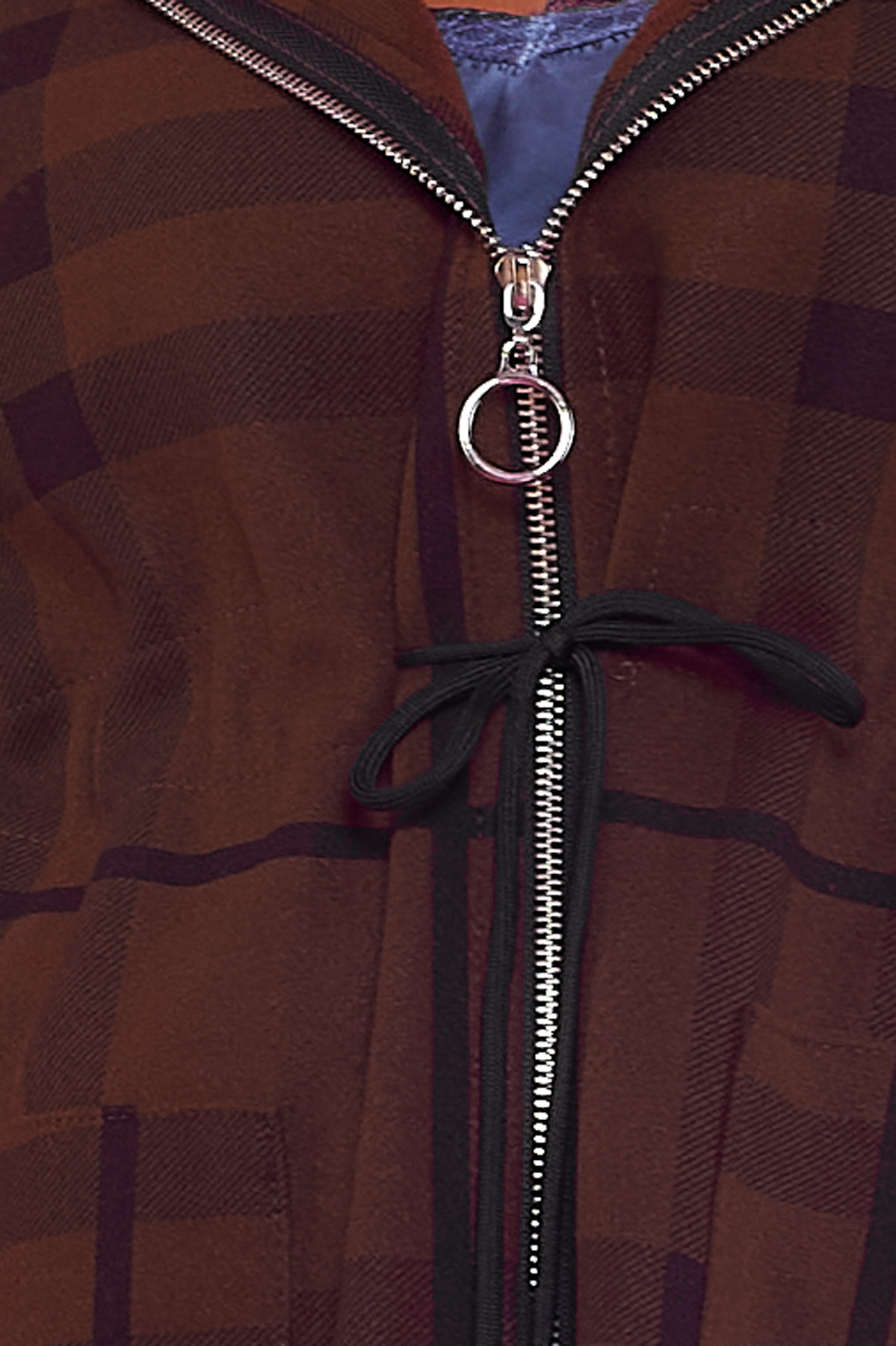 Chaqueta Larga Estampada Guaimaca Chocolate Una chaqueta larga estampada que tiene capucha, dos bolsillos frontales y se cierra por medio de una cremallera.