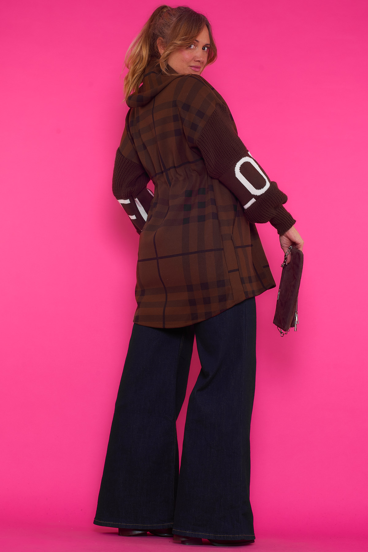 Chaqueta Larga Estampada Guaimaca Chocolate Una chaqueta larga estampada que tiene capucha, dos bolsillos frontales y se cierra por medio de una cremallera.