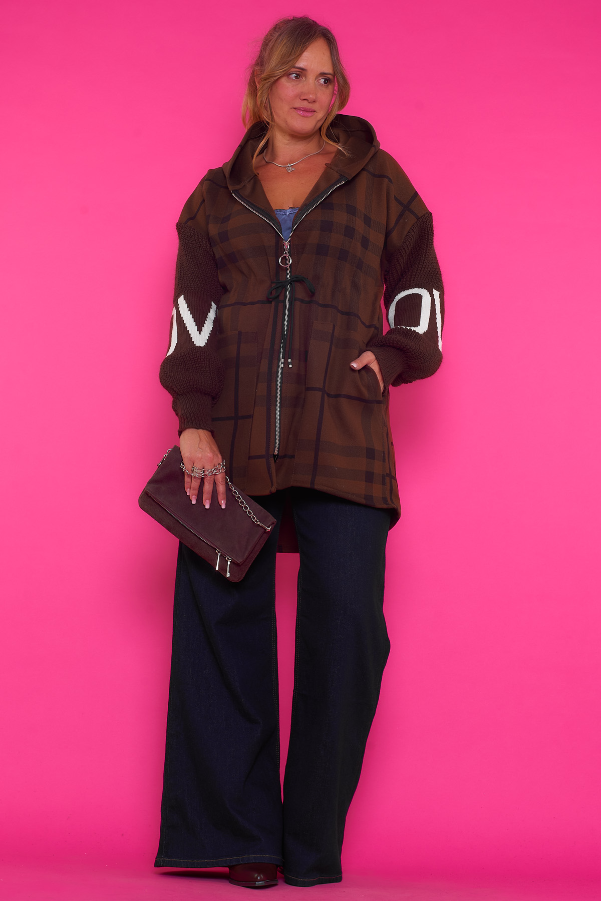 Chaqueta Larga Estampada Guaimaca Chocolate Una chaqueta larga estampada que tiene capucha, dos bolsillos frontales y se cierra por medio de una cremallera.