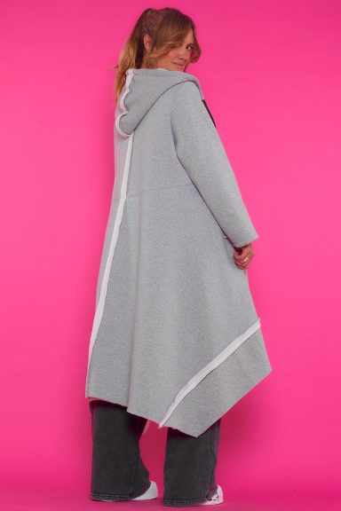 Abrigo Largo Asimétrico Danli Marron Un abrigo largo elástico de corte asimétrico que tiene capucha, dos bolsillos frontales y un cierre por medio de cremallera.