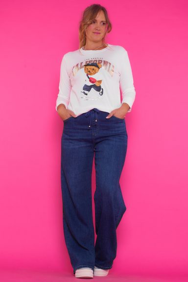 Blusa Estampada Boaco Una blusa elástica de manga larga que tiene un estampado en la parte frontal y un tejido muy suave y agradable al tacto.