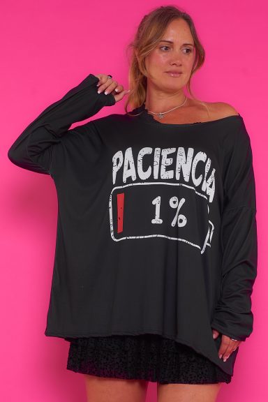 Blusa Manga Larga Estampada Punto Frío Paciencia 1 Una camiseta elástica de punto frío que es estilo oversize. Tiene un estampado que cubre toda la prenda con diseños creativos y originales.