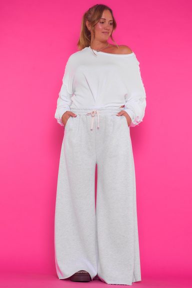 Un pantalón elástico chándal con pata de elefante, goma elástica en la cintura con cordones, bolsillos y tejido de toalla en su interior.