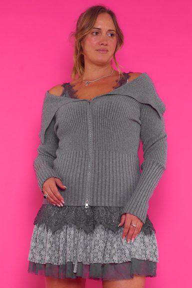 Una chaqueta elástica ligera que se caracteriza por tener cuello y también un diseño de doble cremallera que estiliza la prenda.