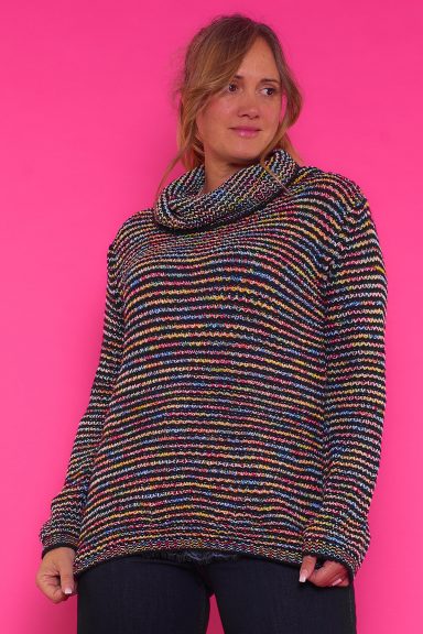 Un jersey elástico de manga larga con cuello alto que se caracteriza por tener un corte asimétrico y por su diseño original multicolor.