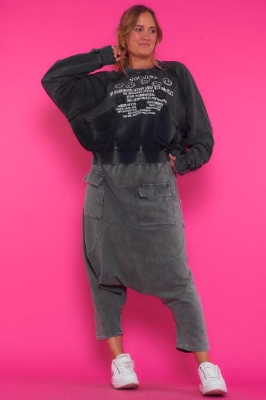 Una sudadera elástica estilo baggy que tiene manga murciélago y en la parte frontal un estampado con textura con dos bolsillos.