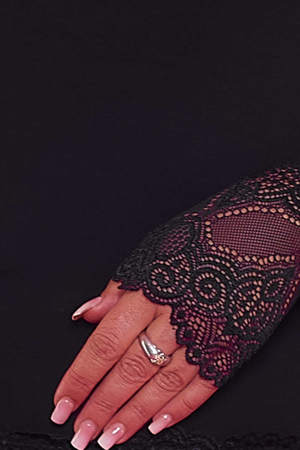 Lencera Manga Larga Tepe Una lencera elástica que tiene escote en pico un tejido extremadamente suave y decoración de encaje en las mangas y escote.