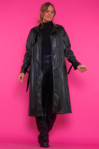 Una gabardina que tiene bolsillos frontales, cierre por medio de botones y un cinturón para hacer nudo en la cintura.