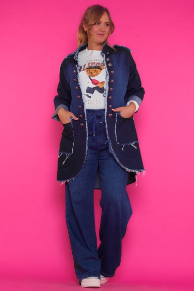 Chaqueta Abierta Vaquera San Salvador Una chaqueta abierta elástica de corte asimétrico que tiene dos bolsillos en la parte frontal que se pueden cubrir.