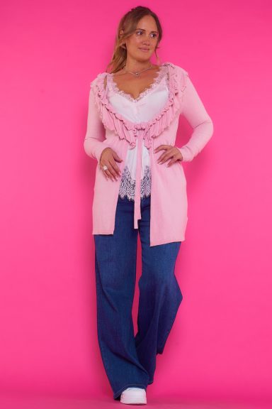 Chaqueta Con Volantes En Escote Resplandor Chaqueta de punto decorada con ribeteados en la solapa. Trae manga larga con puños rematados y cierre mediante lazo en la cintura.