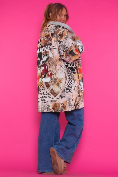 Abrigo Estampado Con Capucha Cañas 2 Un abrigo elástico que tiene capucha, bolsillos laterales y cierre por medio de botones que se caracteriza por estar completamente estampado.