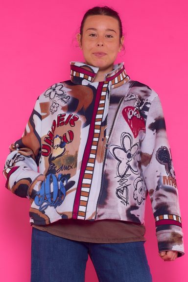 Una chaqueta completamente estampada que tiene bolsillos y una cremallera cruzada que estiliza la prenda por completo.