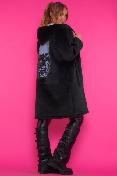 Abrigo Largo Estampado Con Strass Quepos Un abrigo largo elástico que tiene bolsillos frontales y cierre por medio de cremallera. Tiene un estampado con detalles en strass.