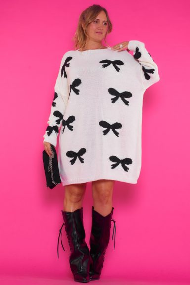 Un vestido corto de punto que es elástico, estampado y de manga larga. La prenda tiene un tejido extremadamente suave y agradable al tacto.