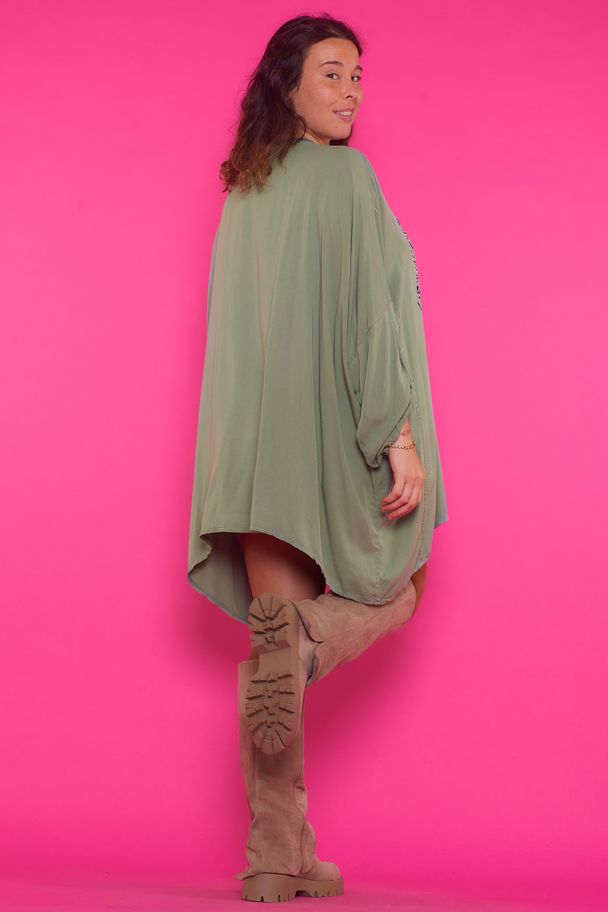 Blusa Butterfly Blusa Butterfly: blusa oversize asimétrica con picos laterales, strass brillante y detalles en tejido lurex. Ligera, moderna y perfecta para un look sofisticado.