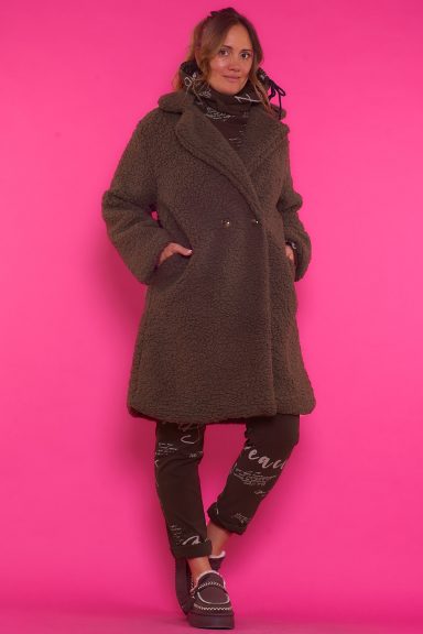 Un abrigo elástico que tiene cierre por medio de botones. Su tejido es extremadamente suave y calentito, ideal para la temporada.