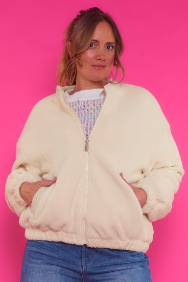 Una chaqueta elástica que tiene dos bolsillos frontales, cierre por cremallera y una goma elástica en el inferior y en sus mangas.