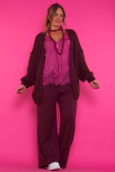 Una chaqueta abierta de punto que tiene un tejido extremadamente suave y agradable al tacto, una prenda ideal para la temporada.