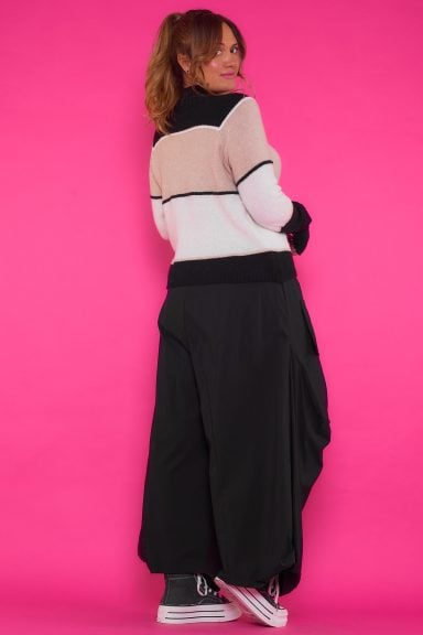 Pantalón Baggy Dinastía: pantalón elástico con bolsillos colgantes, cintura ajustable y tejido ligero. Perfecto para un look moderno y desenfadado.