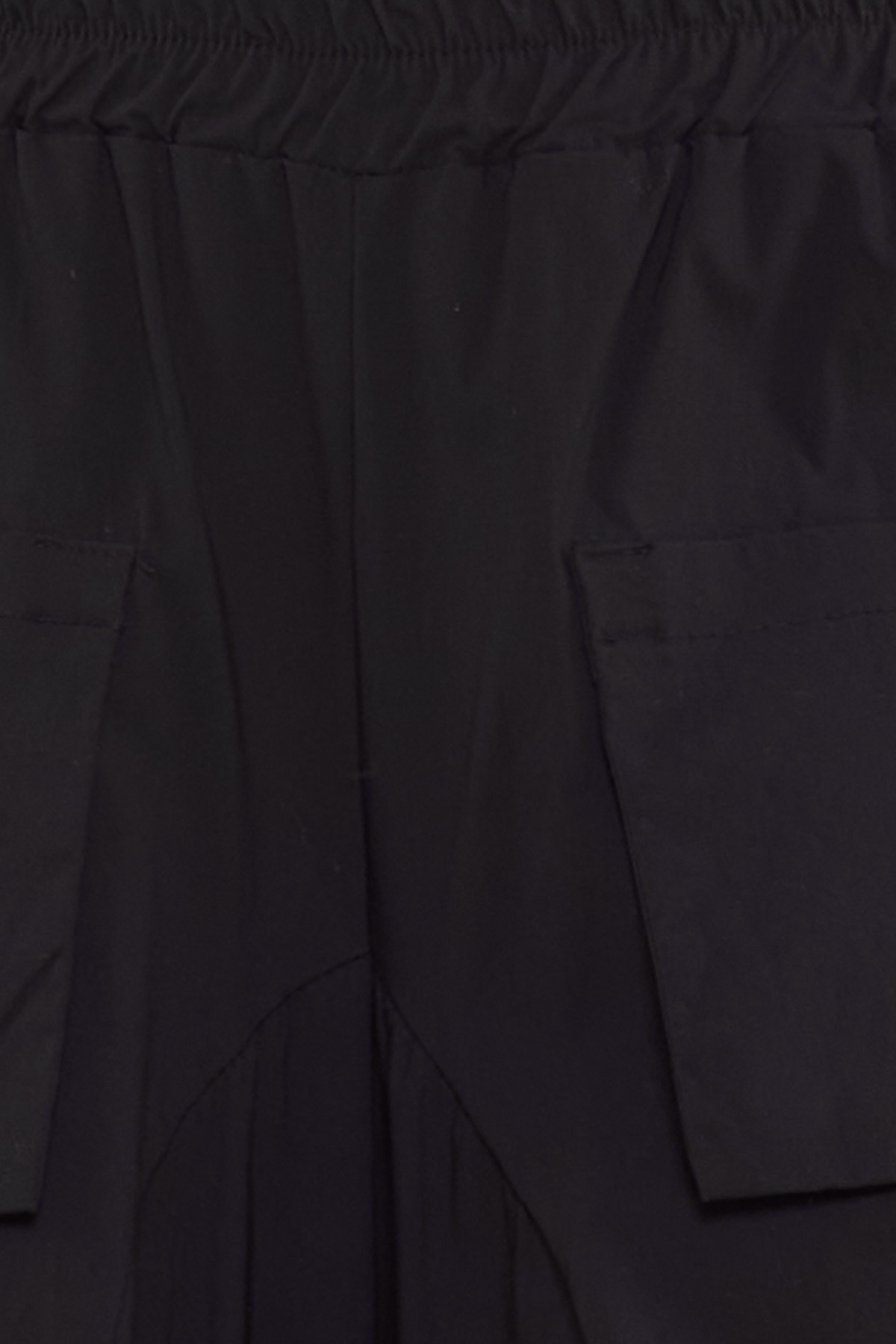 Pantalón Baggy Dinastia Pantalón Baggy Dinastía: pantalón elástico con bolsillos colgantes, cintura ajustable y tejido ligero. Perfecto para un look moderno y desenfadado.
