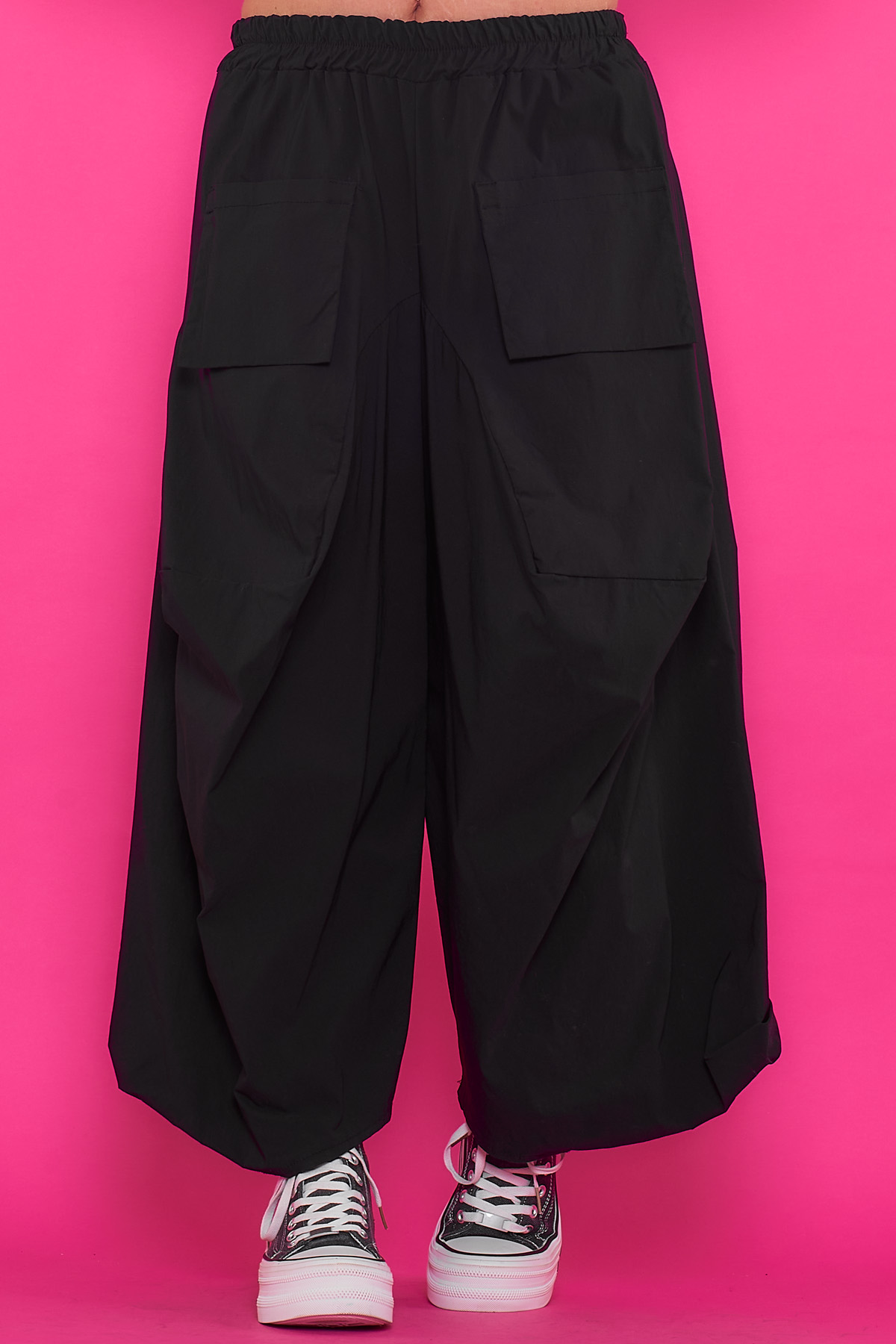 Pantalón Baggy Dinastia Pantalón Baggy Dinastía: pantalón elástico con bolsillos colgantes, cintura ajustable y tejido ligero. Perfecto para un look moderno y desenfadado.